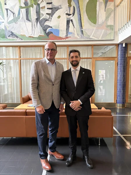 Juan Senn junto al Alcalde de Vantaa.
