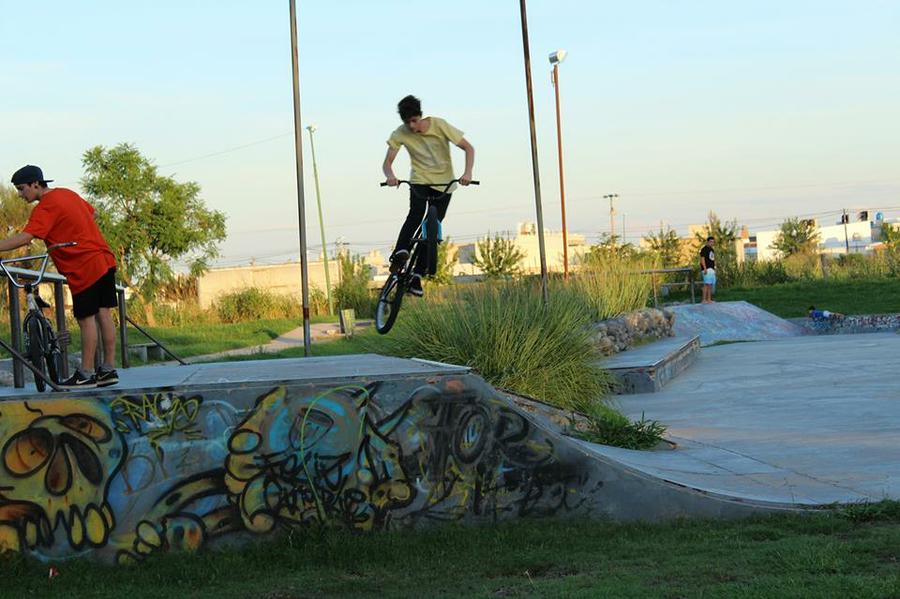 juan senn tomando mates en la plaza de skate